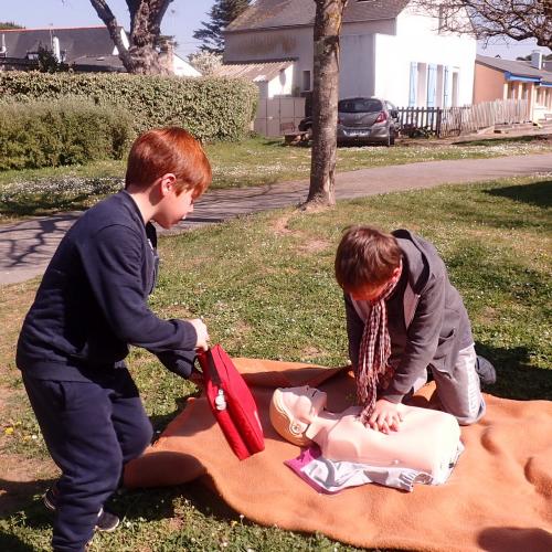 Gestes Qui Sauvent (GQS) d'enfants : Massage cardiaque RCP à Auray Morbihan