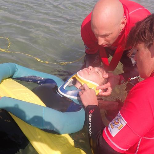 Sauveteur en mer ramenant une victime sur la plage secours à Auray Vannes Morbihan